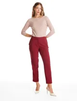 Pantalón de vestir corte slim, color bordó, con cierre frontal y bolsillos laterales con detalle plisado. Presenta bolsillos ojal en la parte trasera.