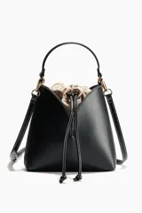 Cartera bombonera negra en tejido revestido con pespuntes en color contrastante, asa corta de mano y correa ajustable extraíble. Cuenta con una bolsa interior de lona en tono crudo con cordón ajustable.