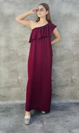Vestido largo color borra de vino, de un solo hombro con volados.