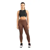 Top deportivo Reebok de cuello redondo y ajuste ceñido, diseñado con tecnología de absorción de humedad y paneles de contorno para mayor soporte.
