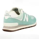 Championes urbanos New Balance modelo 574, color verde menta con detalles en blanco y beige. Confeccionados en una combinación de gamuza y tejido, presentan el logo N característico en los laterales y entresuela ENCAP para mayor amortiguación y sujeción.