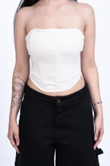 Corset fucsia con ballenas verticales y escote recto.