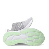 Championes New Balance modelo 460, de color gris con detalles en verde claro. Presentan un diseño deportivo con exterior de malla transpirable y refuerzos sintéticos, entresuela amortiguada y suela de goma.