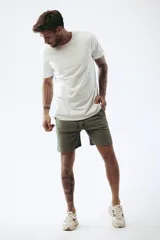 Shorts de algodón color rosa viejo, estilo jogging, con cordón ajustable en la cintura y corte por encima de la rodilla.