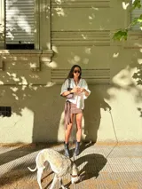 Minifalda ajustada de tejido de punto color marrón oscuro, con detalle de lazo o nudo en el lateral.