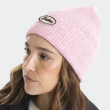 Beanie tejido de punto acanalado en color rosado, con parche ovalado bordado en la parte frontal que incluye el logo de la marca.