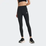 Calza deportiva de tiro alto New Balance, color negro, con tecnología NB DRY de secado rápido y tejido elástico en cuatro direcciones. Presenta el logotipo de la marca en la pierna y detalles reflectantes en el dobladillo.