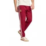 Pantalón deportivo Adidas de la selección española de fútbol, color bordó con las icónicas tres tiras blancas laterales y logo del trébol en la pierna. Presenta cintura elástica y escudo de la federación en el frente.