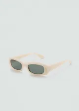 Gafas de sol con montura rectangular de pasta en color beige y cristales oscuros.