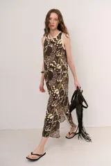 Vestido midi de punto sin mangas, con escote redondo y diseño de rayas verticales en tonos crudo, rosado y marrón oscuro.