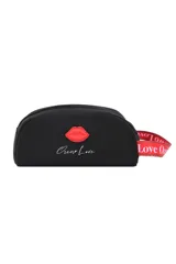 Necessaire de color negro con cierre superior, decorado con un aplique de labios rojos y el texto 'Oreiro Love'. Incluye una correa lateral roja con la inscripción 'Love Oreiro'.