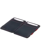 Billetera compacta de cuero color tostado con sistema mágico de bandas elásticas interiores y protección RFID.