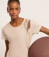 Remera deportiva de microfibra color beige, con cuello redondo y mangas cortas.