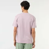 Remera de corte oversize color lila, con cuello redondo y mangas cortas de diseño clásico y cómodo.