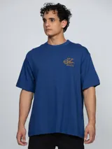 Remera Calvin Klein de manga corta y cuello redondo, color azul con el monograma de la marca bordado en el pecho en tono naranja.