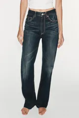 Jeans de tiro alto y estilo wide leg, con diseño de cinco bolsillos, lavado oscuro con efecto desgastado, pierna ancha larga y bajo sin costuras.