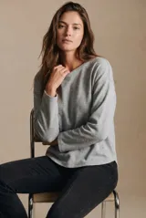 Sweater de algodón con textura tipo waffle, cuello redondo y mangas largas con corte holgado.