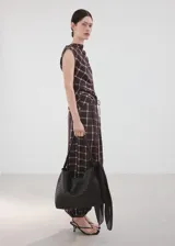 Top entallado con estampado de cuadros, cuello alto drapeado y diseño sin mangas con tirante ancho.