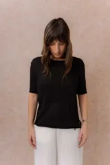 Buzo liviano de punto color blanco, de manga corta, con escote redondo y terminaciones con bordes enrollados.