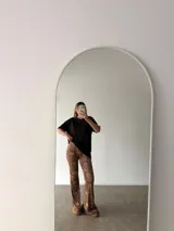 Pantalón de corte oxford con estampado animal print de leopardo, confeccionado en algodón.