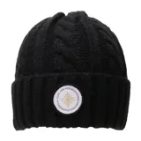 Gorro de lana tejido en ochos, color negro, con vuelta y parche circular frontal con diseño gráfico.