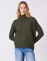 Buzo de tejido acanalado color blanco, con cuello alto y diseño de patrón en V en el frente. Presenta un corte holgado con mangas integradas sin costura de sisa.