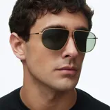 Lentes de sol estilo aviador con montura metálica dorada de doble puente y cristales polarizados en color verde oliva.