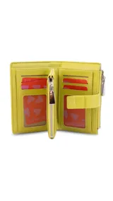 Billetera mediana de diseño compacto en color rosado, con cierre mediante presilla y compartimento adicional con cierre metálico. Presenta el logo de la marca grabado en el frente.