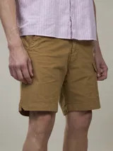 Bermuda cargo de calce casual confeccionada en ripstop con spandex y terminación garment dye.