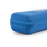 Paraguas plegable de color azul con estructura metálica y tela de poliéster impermeable. Incluye un estuche rígido protector con cierre y detalle de letras XL en el frente.