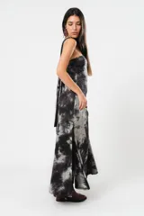 Vestido largo strapless con estampado batik en tonos grises y negros. Incluye una tira de tela que se puede usar como cuello halter. Tiene tajo en ambos costados.