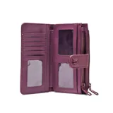 Billetera XL de cuero sintético con textura granulada, color lila. Cuenta con cierre principal, solapa con broche a presión decorada con una flor en relieve y logo de la marca en el frente.
