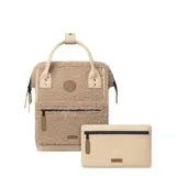 Mochila Cabaia modelo Adventurer Manchester, color beige con textura de peluche. Cuenta con sistema MOLLE, compartimento acolchado para tablet o PC, correa para sujetar a la maleta y tirantes acolchados antitranspirantes.