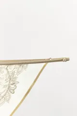 Braguita de tiro medio confeccionada en encaje suave con detalles de bordados a tono y panel frontal de satén.