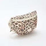 Riñonera con estampado animal print de leopardo en tonos marrón y beige. Tiene correa ajustable de algodón color crudo y cierre superior con cremallera.