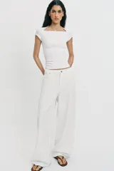 Camiseta ajustada de color amarillo claro, con diseño de escote cuadrado, manga corta y bajo recto.