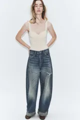 Body de escote en pico con tirantes anchos y cierre inferior mediante botones a presión.