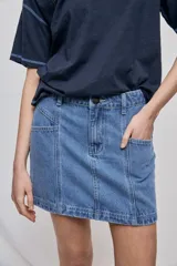 Falda de denim blanca de corte recto con bolsillos delanteros aplicados, costuras pespunteadas a contratono y cierre frontal con botón y cremallera.