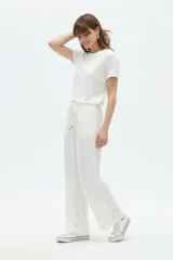 Pantalón ancho de viscosa color blanco, con cintura elástica con cordón ajustable y bolsillos laterales.