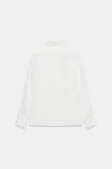 Camisa de cuello solapa y manga larga, confeccionada en tejido satinado de acabado fluido. Presenta cierre frontal con botones y bajo asimétrico.