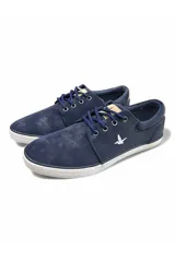 Calzado náutico Santa Bárbara modelo Street Night, color azul marino, con cordones azules y suela blanca. Presenta el logo de la marca bordado en el lateral.