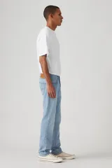 Jeans Levi's 511 Slim Fit color celeste claro, de corte ajustado y diseño clásico de cinco bolsillos.