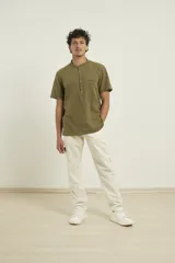 Camisa de manga corta con cuello mao y cierre frontal parcial con botones de coco. Confeccionada en una mezcla de lino y algodón.