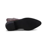 Bota tejana de caña baja color marrón oscuro, con taco cuadrado y detalles de costuras bordadas en la caña y en el empeine.