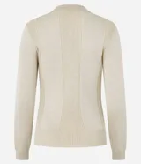 Blusa de punto acanalado color beige, con cuello polo en V y mangas largas. Presenta un diseño entallado con detalle de canalé vertical en el frente.