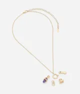Collar corto dorado con cierre de aro y cuatro dijes colgantes: mano de Fátima, herradura con strass, cristal amatista y elefante. Incluye packaging para regalo.