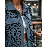 Sobre camisa de pana con estampado animal print, cuello camisero, mangas largas y cierre frontal con botones.