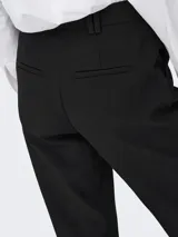 Pantalón sastrero negro de tiro alto, corte wide leg, con cierre de gancho y cremallera. Confeccionado en tejido twill, incluye pasacintos.
