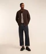 Campera bomber azul marino de pana con cuello redondo, cierre con botones a presión, bolsillos laterales y puños y cintura elastizados.