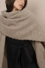 Ruana de lana fina sin teñir, con textura acanalada y terminaciones tejidas a crochet hechas a mano.